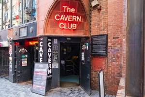 В Ливерпуле открылся клуб «Пещера», где начинали свою дорогу к славе «Битлз»