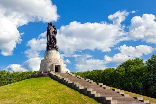 В Берлине торжественно открыт памятник-ансамбль воинам Советской Армии, павшим в боях с фашизмом