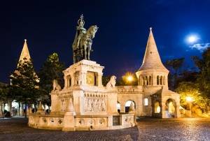 Памятник святому Иштвану в Будапеште (Фото: Emi Cristea, по лицензии Shutterstock.com)