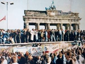 Началось разрушение Берлинской стены
