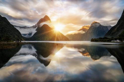 Восход солнца в Милфорд Саунд, Новая Зеландия