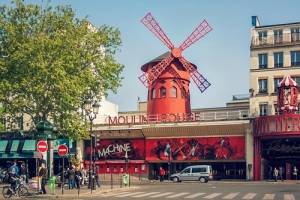 В Париже открылось ночное кабаре «Мулен Руж»