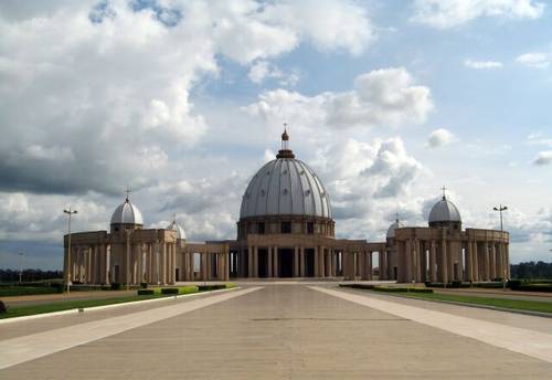 Папа Иоанн Павел II освятил в столице Кот-д’Ивуара базилику Богоматери Мира