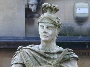 Памятник Юлию Агриколе в римских термах в Бате (Фото: Ad Meskens, по лицензии CC BY-SA 3.0)