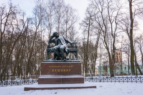 Памятник Пушкину в саду Царскосельского Лицея