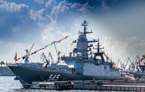 Военный корабль на Неве