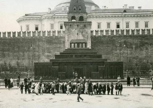 В Москве открыт Мавзолей Ленина