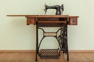 Американский портной Зингер запатентовал усовершенствованную швейную машинку