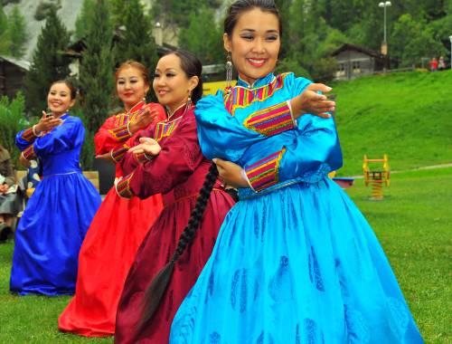 Бурятские девушки в традиционном танце