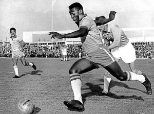 Пеле в товарищеском матче сборной Бразилии против шведского клуба «Мальмё», 1960 (Фото: AFP/SCANPIX. Nationalencyklopedin, )