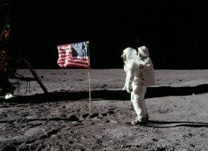 Человек впервые ступил на поверхность Луны