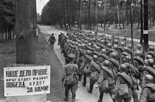 Советские пехотинцы выдвигаются на фронт, 23 июня 1941 года, второй день войны