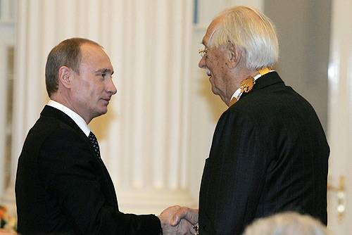 Президент России В. В. Путин вручает С. В. Михалкову орден Святого апостола Андрея Первозванного. Москва. Кремль, 29 апреля 2008 г.
