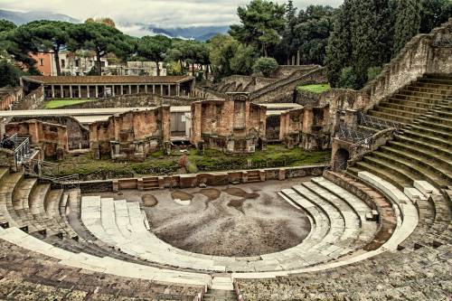 Руины амфитеатра в Помпеях
