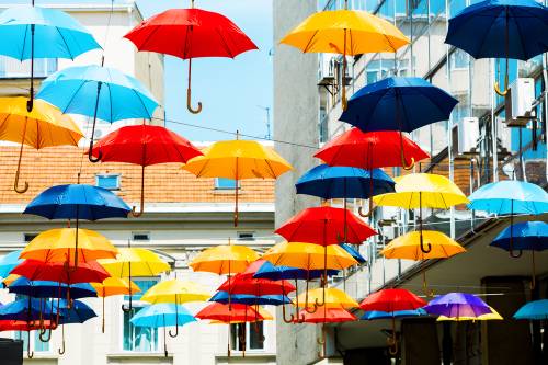 Яркие зонтики на улицах Белграда, Сербия