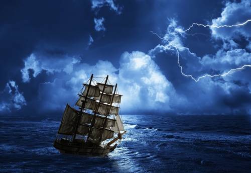 Корабль борется со штормом