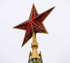 На Кремлевских башнях установлены рубиновые звезды